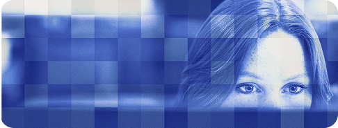 regard d'une femme au-dessus de son écran