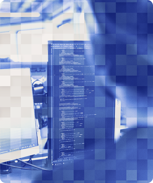 personne travaillant sur un logiciel sur mesure