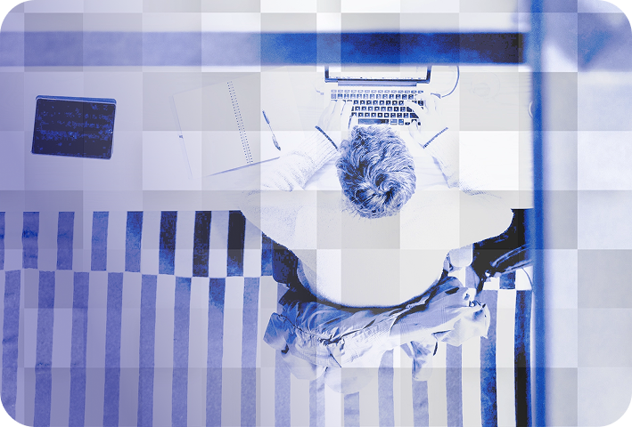 Homme travaillant sur un PC portable, vu de haut